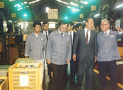 1995년 임원진의 공장방문 모습
